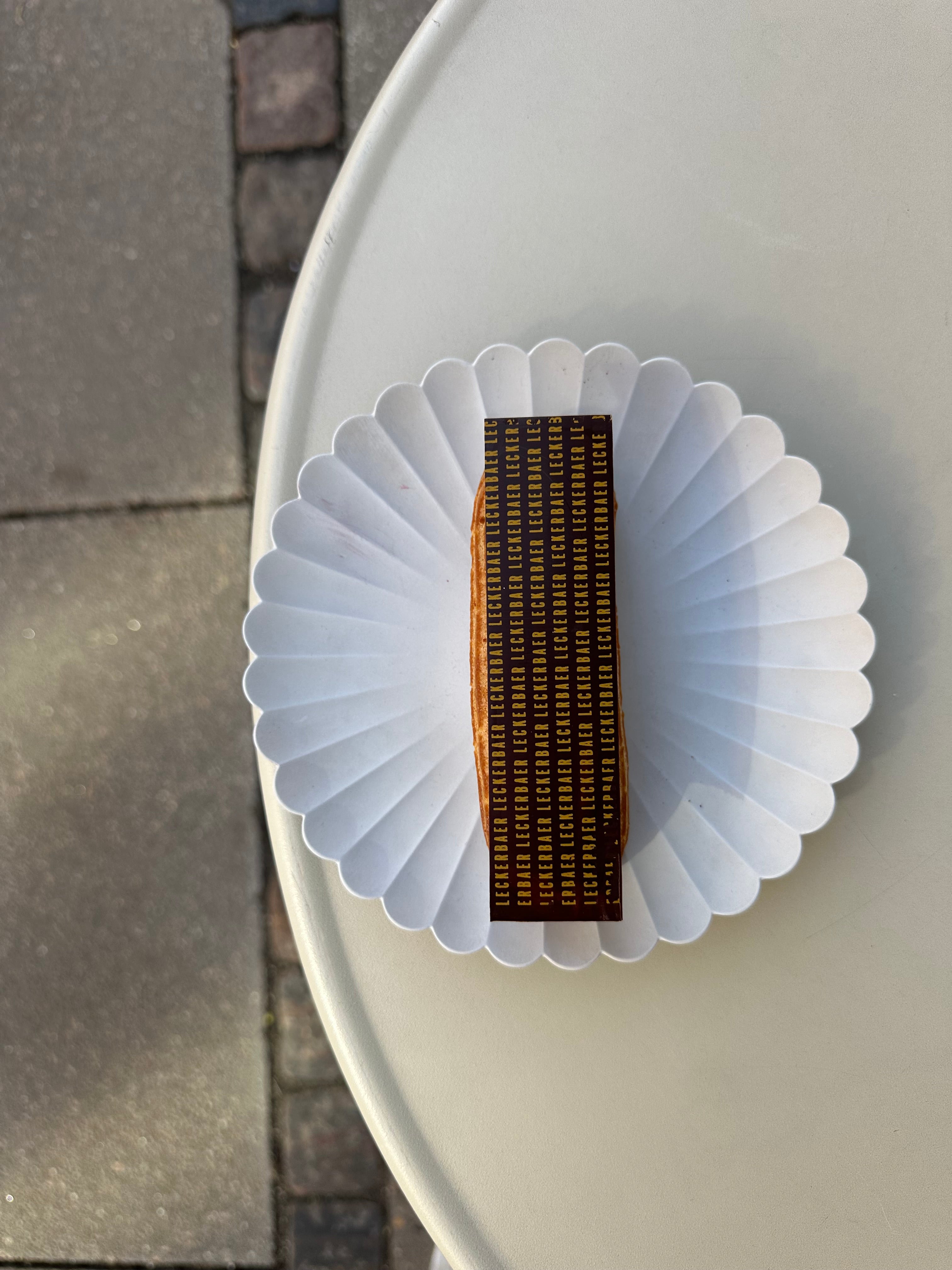 Éclair med chokolade og pekannød