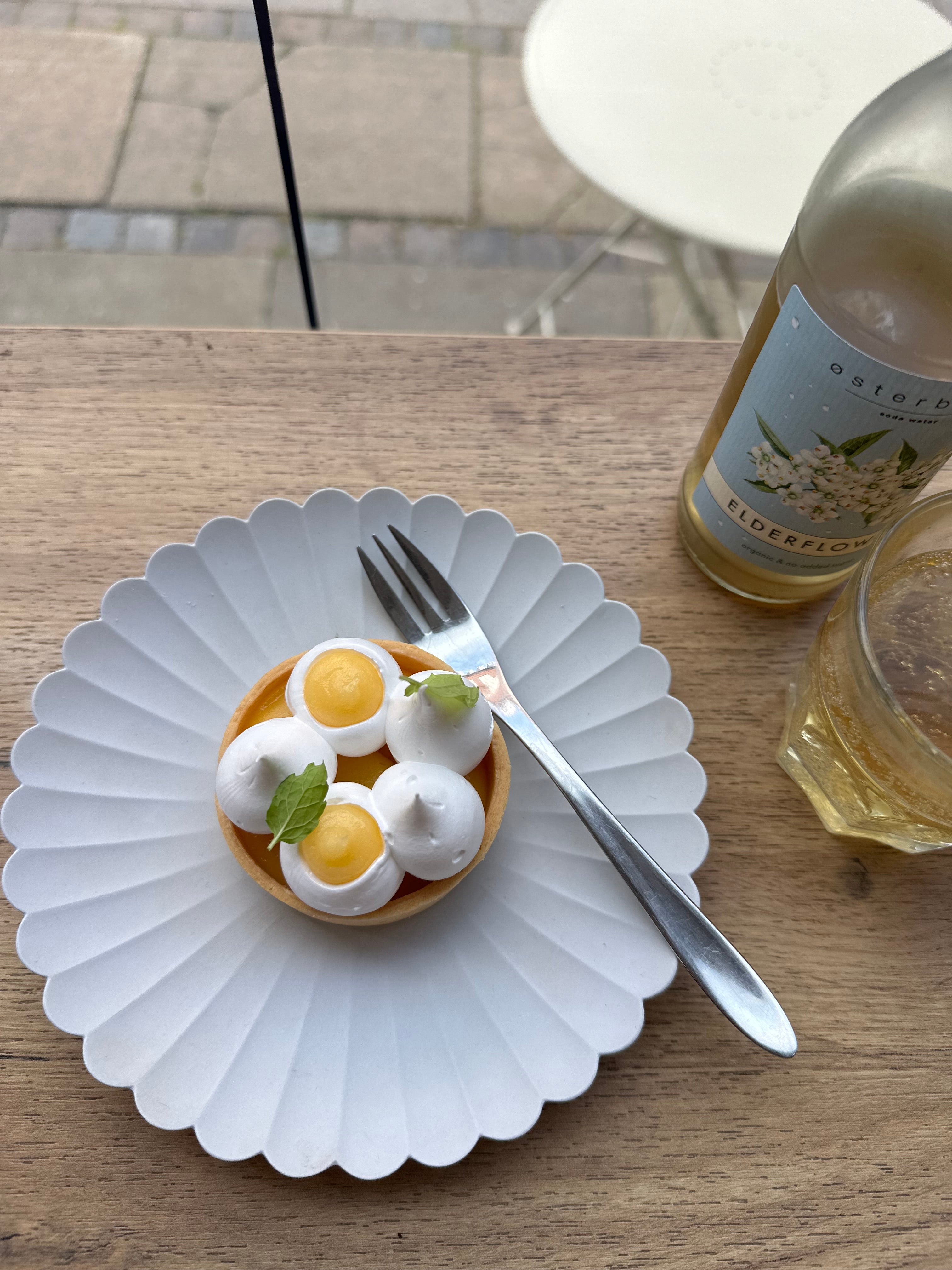 Mango og yuzu tærte