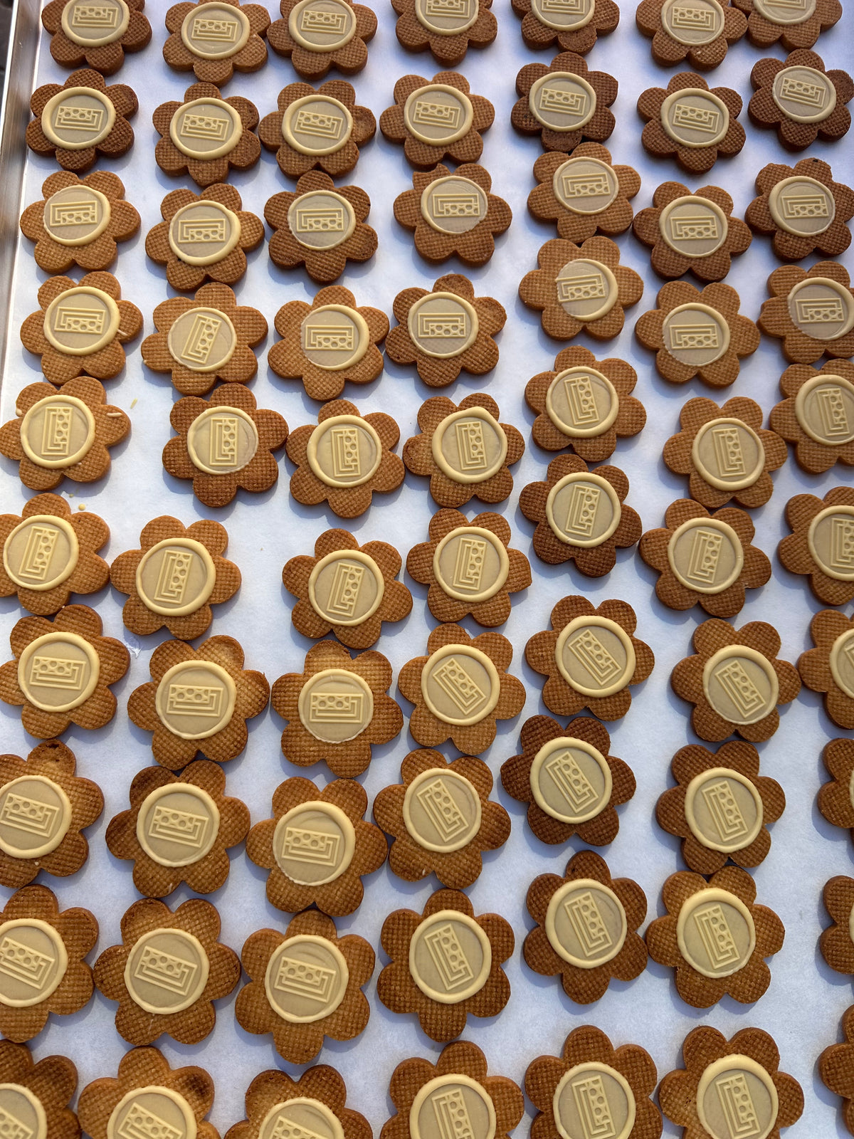 Buttercookies med passionsfrugtchokolade fra Valrhona - Rund tinæske