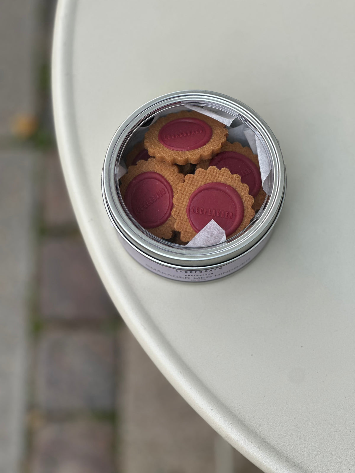 Buttercookies med hindbærchokolade fra Valrhona - Rund tinæske