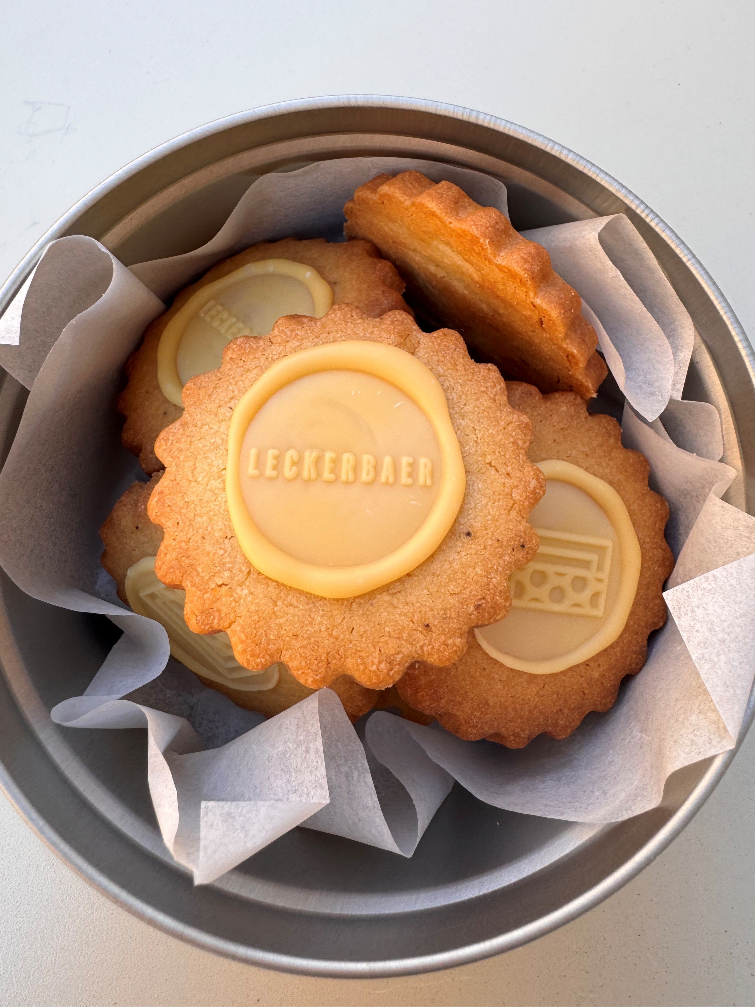 Passion, Inspiration, Valrhona buttercookies - Rund tin æske