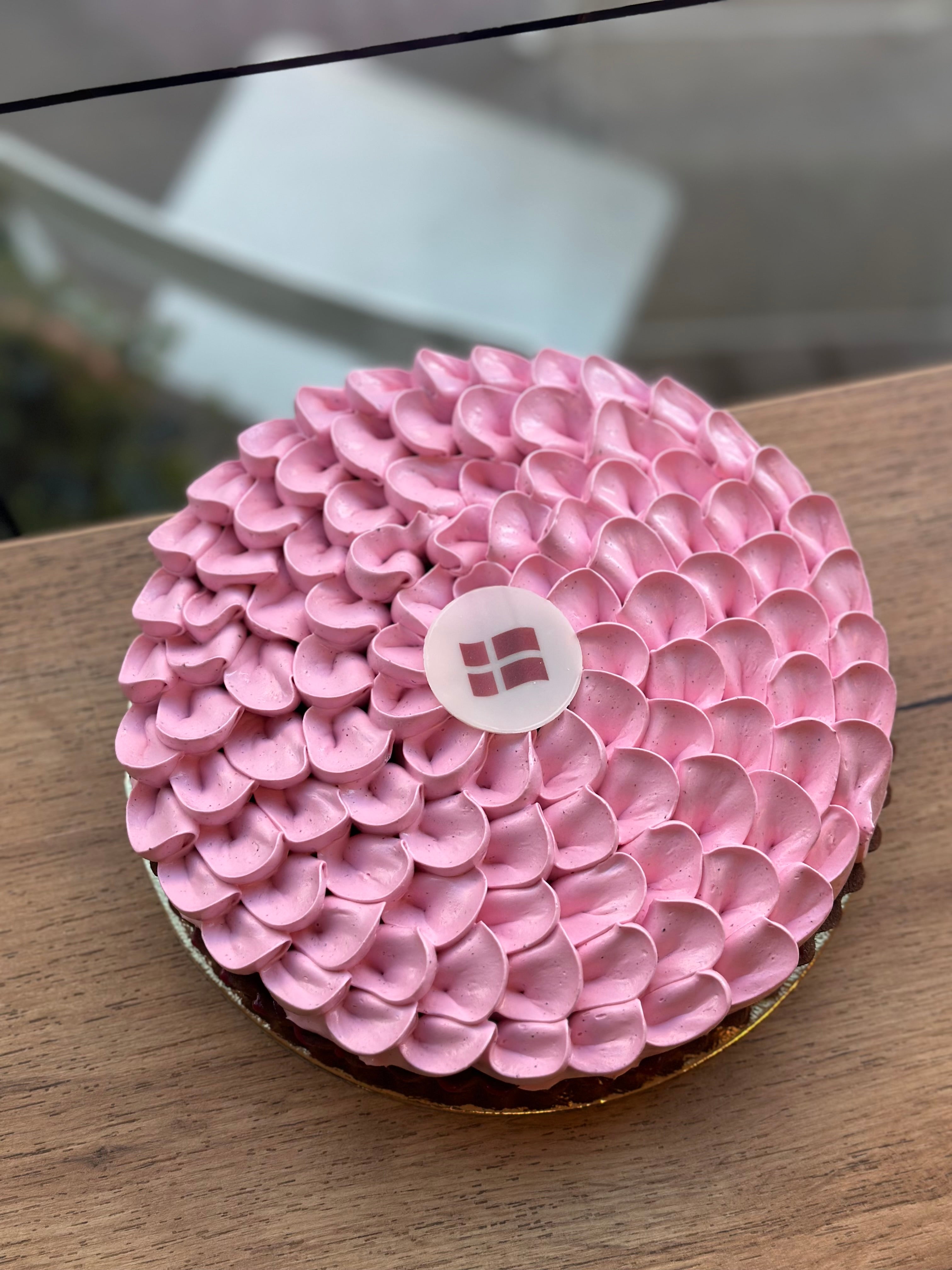 Børne-fødselsdags tærte - Stor tærte med chokoladekage og solbær 20cm Ø