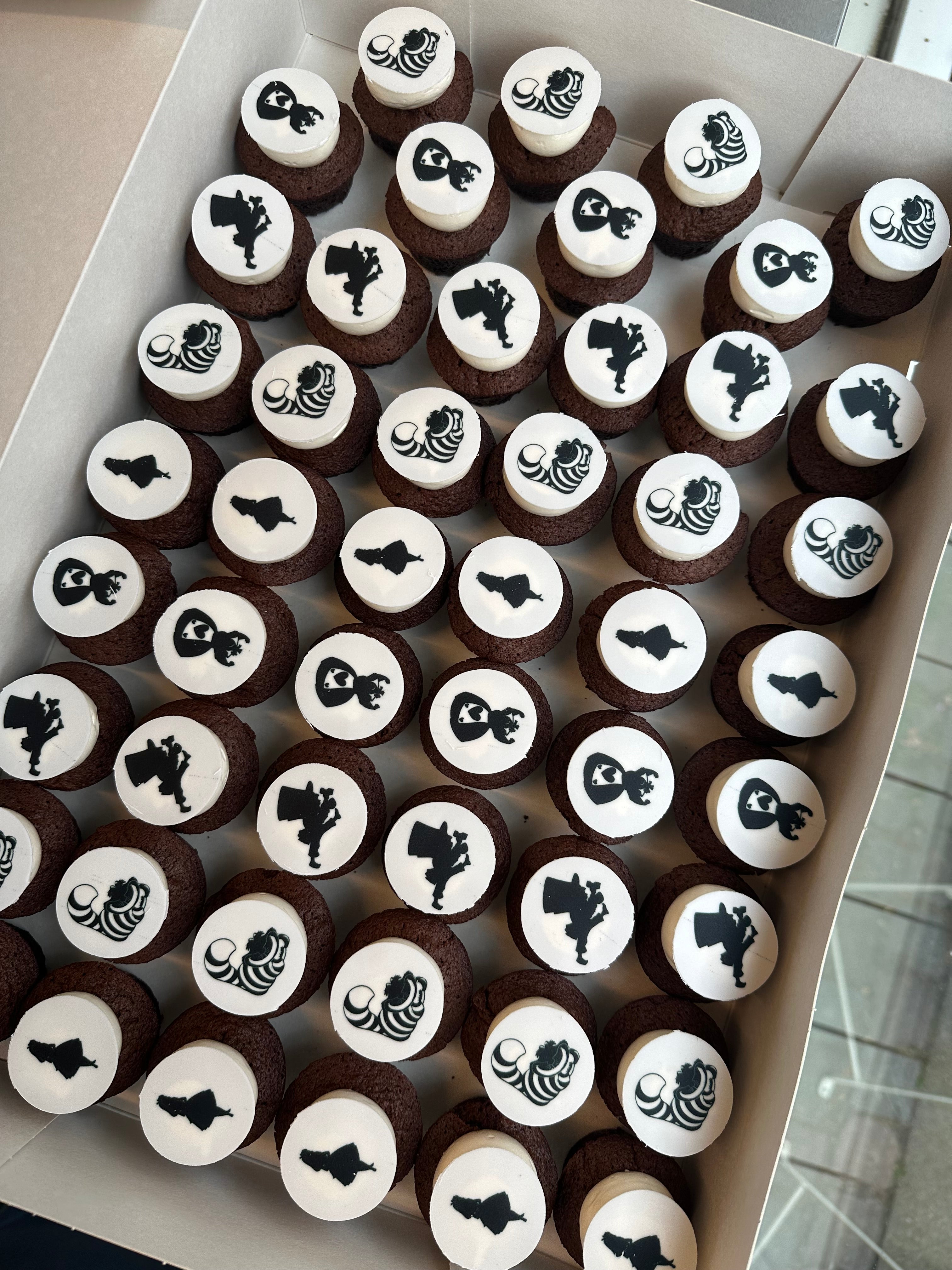 Cupcake - customised fondant logo