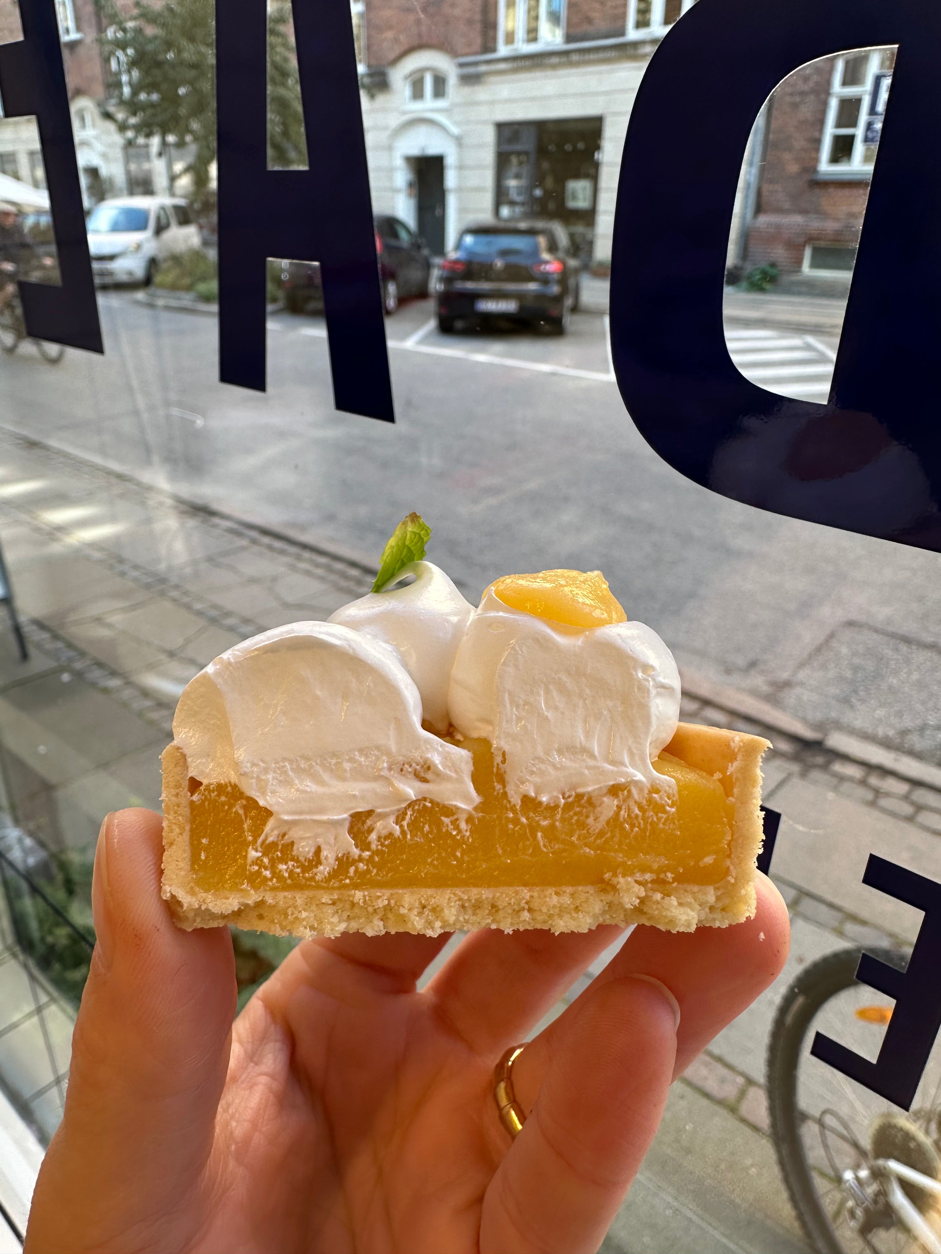 Mango og yuzu tærte