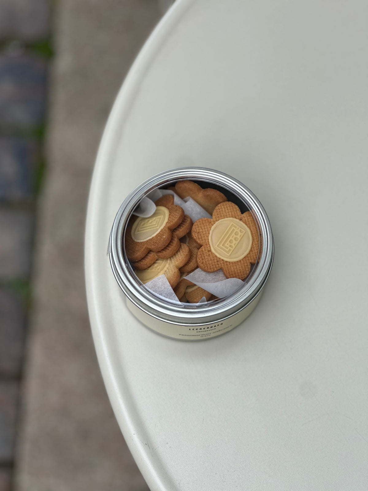 Buttercookies med passionsfrugtchokolade fra Valrhona - Rund tinæske
