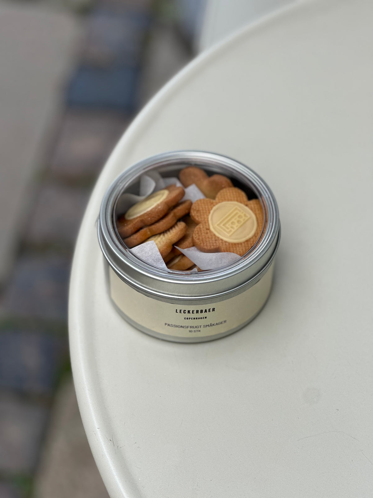 Buttercookies med passionsfrugtchokolade fra Valrhona - Rund tinæske