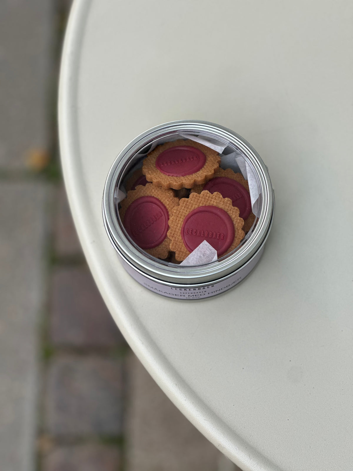 Buttercookies med hindbærchokolade fra Valrhona - Rund tinæske