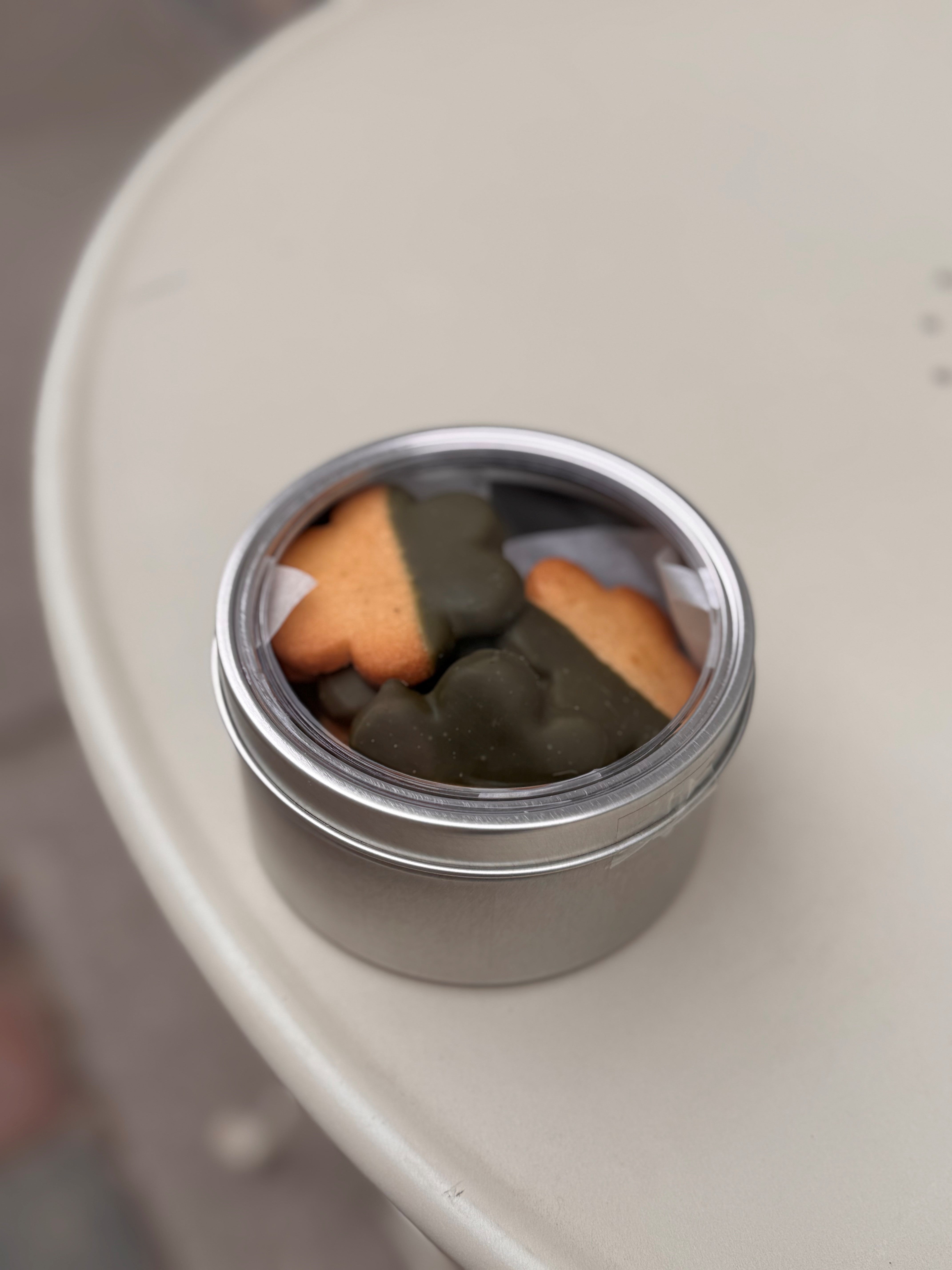 Matcha,  Inspiration, Valrhona buttercookies - Rund tin æske