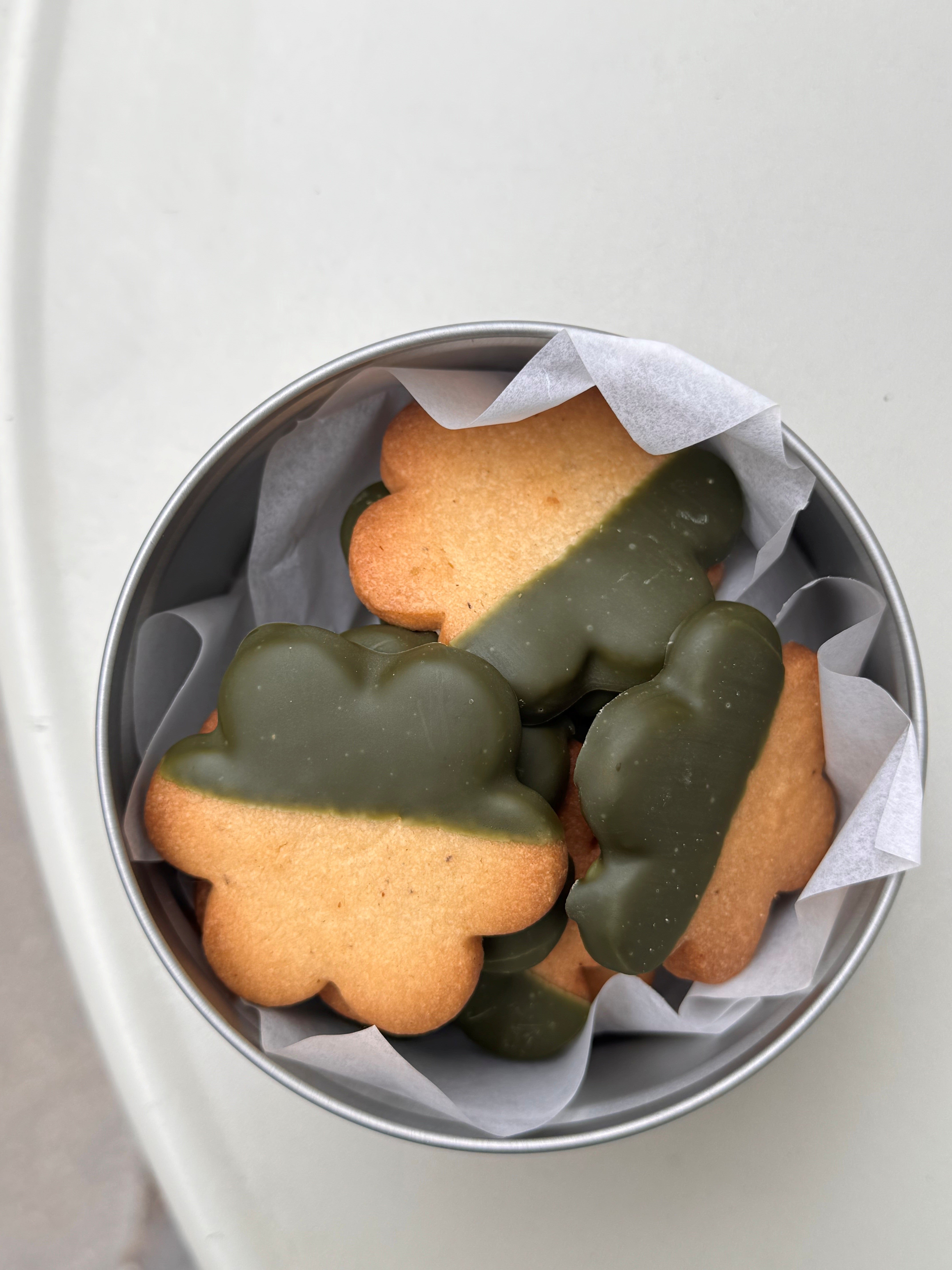 Matcha,  Inspiration, Valrhona buttercookies - Rund tin æske